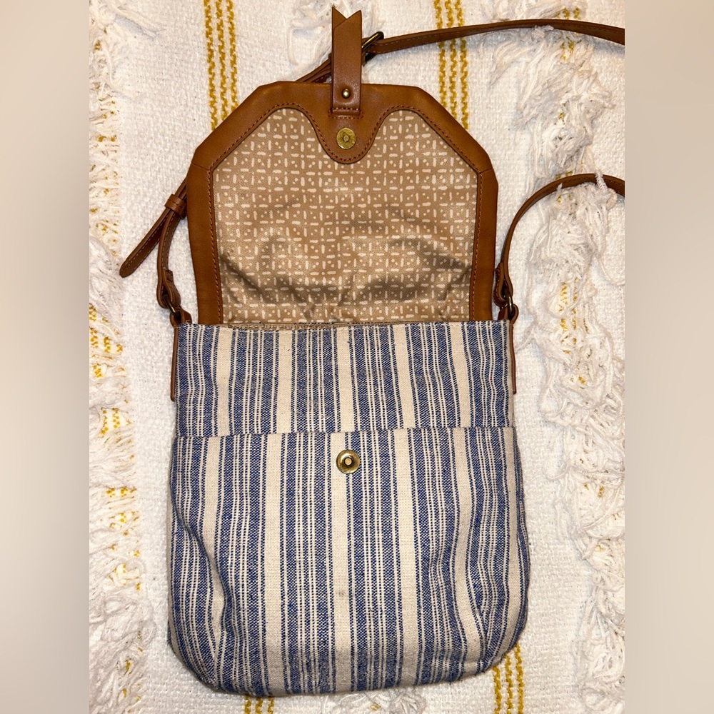 Lucky Brand Genuine Leather Tyna Crossbody - Picture 3 of 8